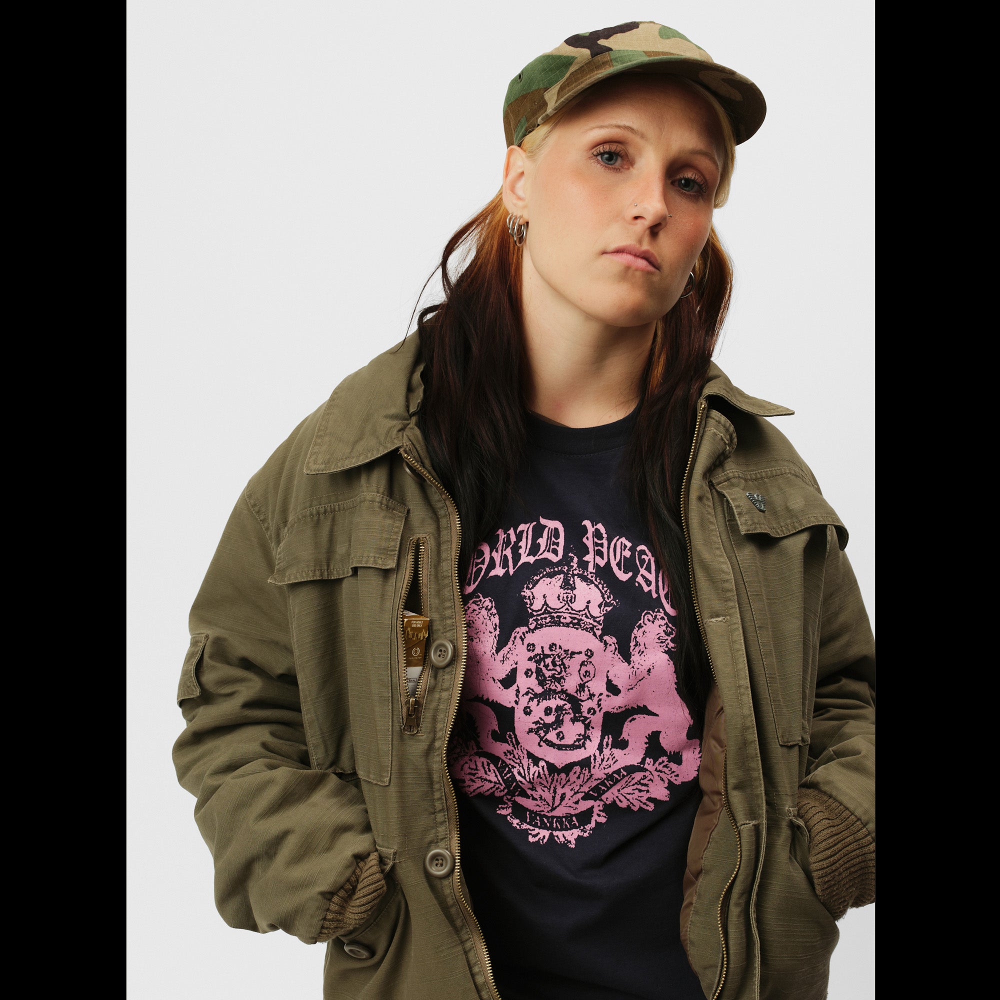 CREST TEE in navy