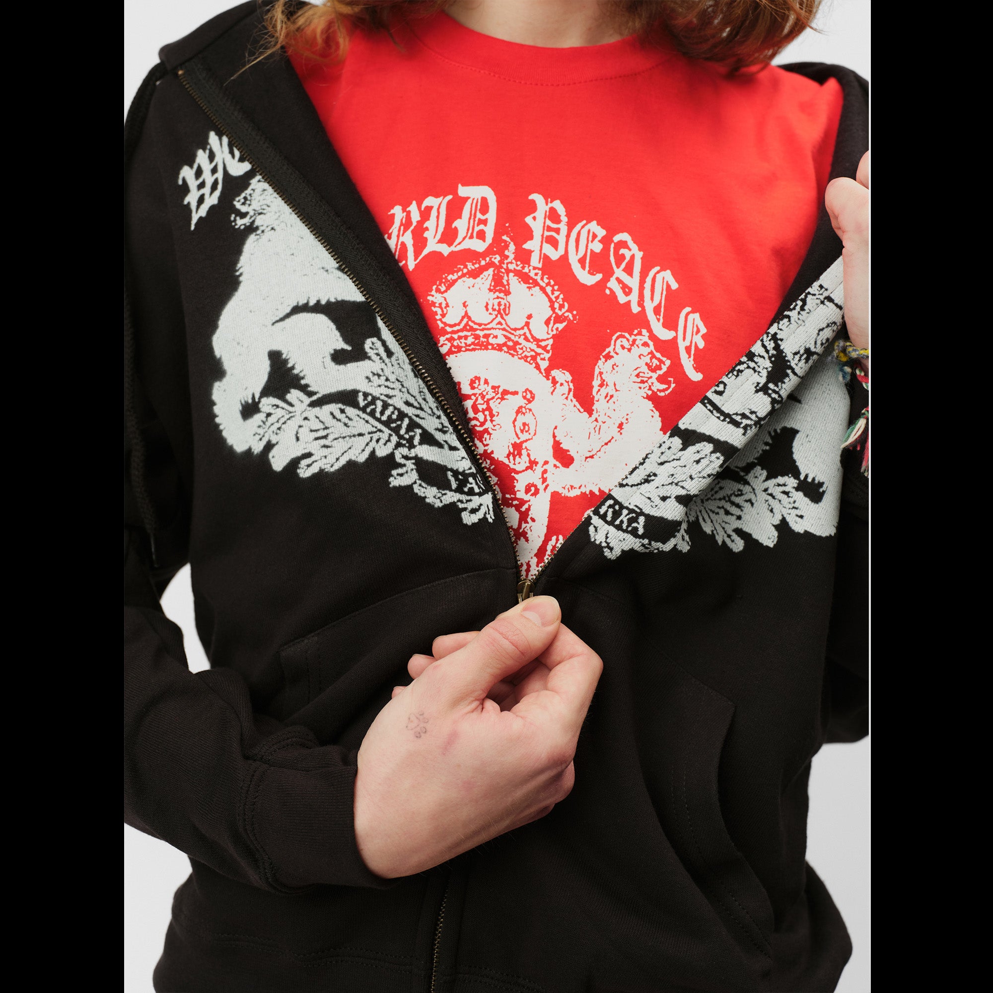 CREST ZIP HOODIE in black